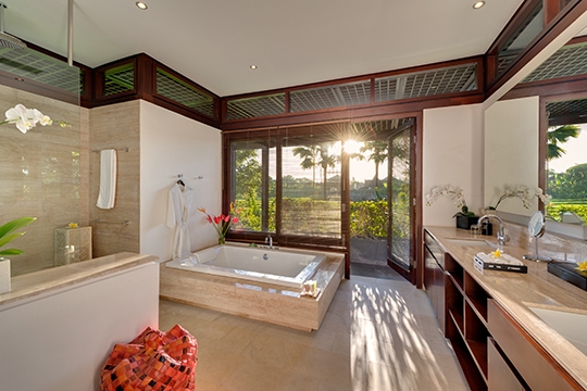 Ensuite bathroom with view